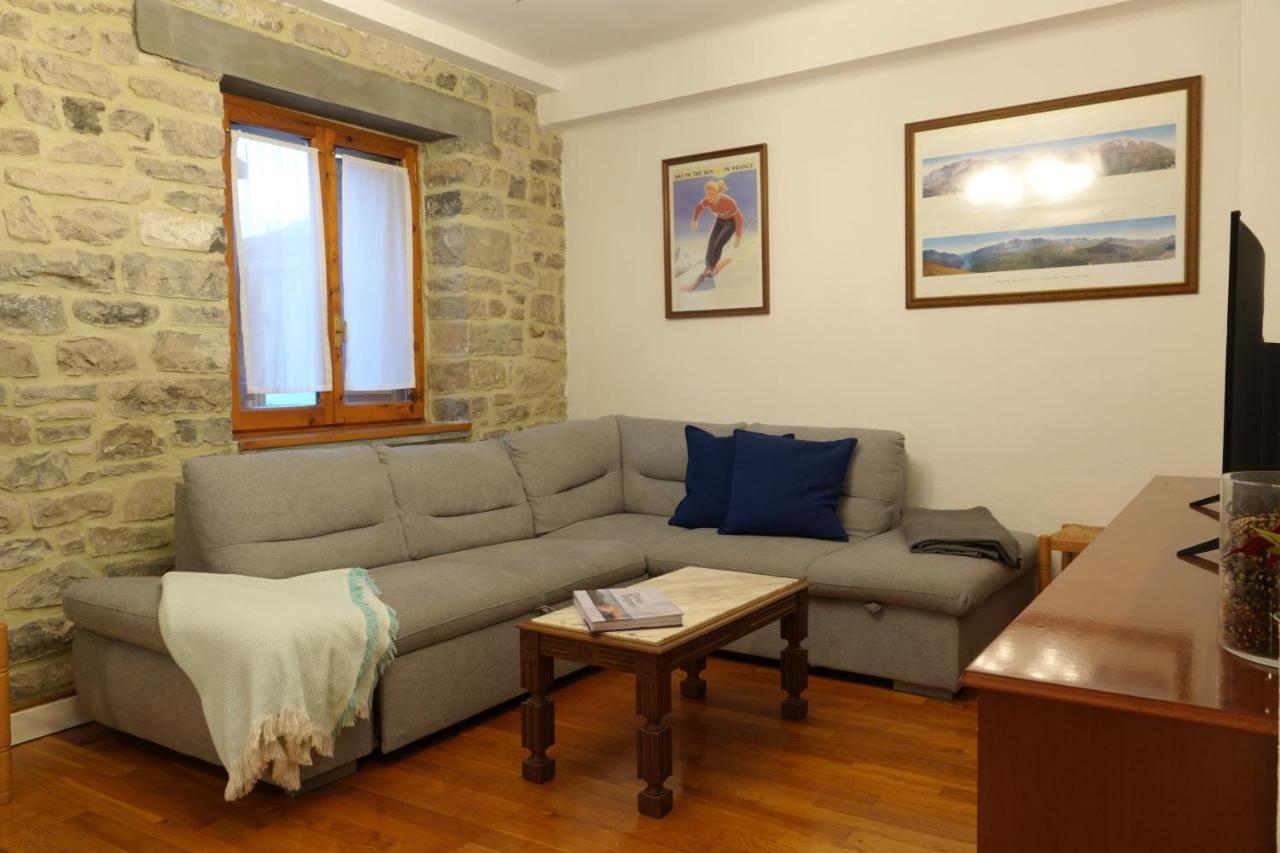 ビエスカス Cirjuana, Casa En El Centro Con Agradable Jardin Y Barbacoa By Pirineos 360ヴィラ エクステリア 写真